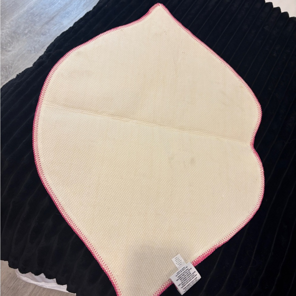 Red & Pink Lip-Shaped Rug - Picture 4 of 5